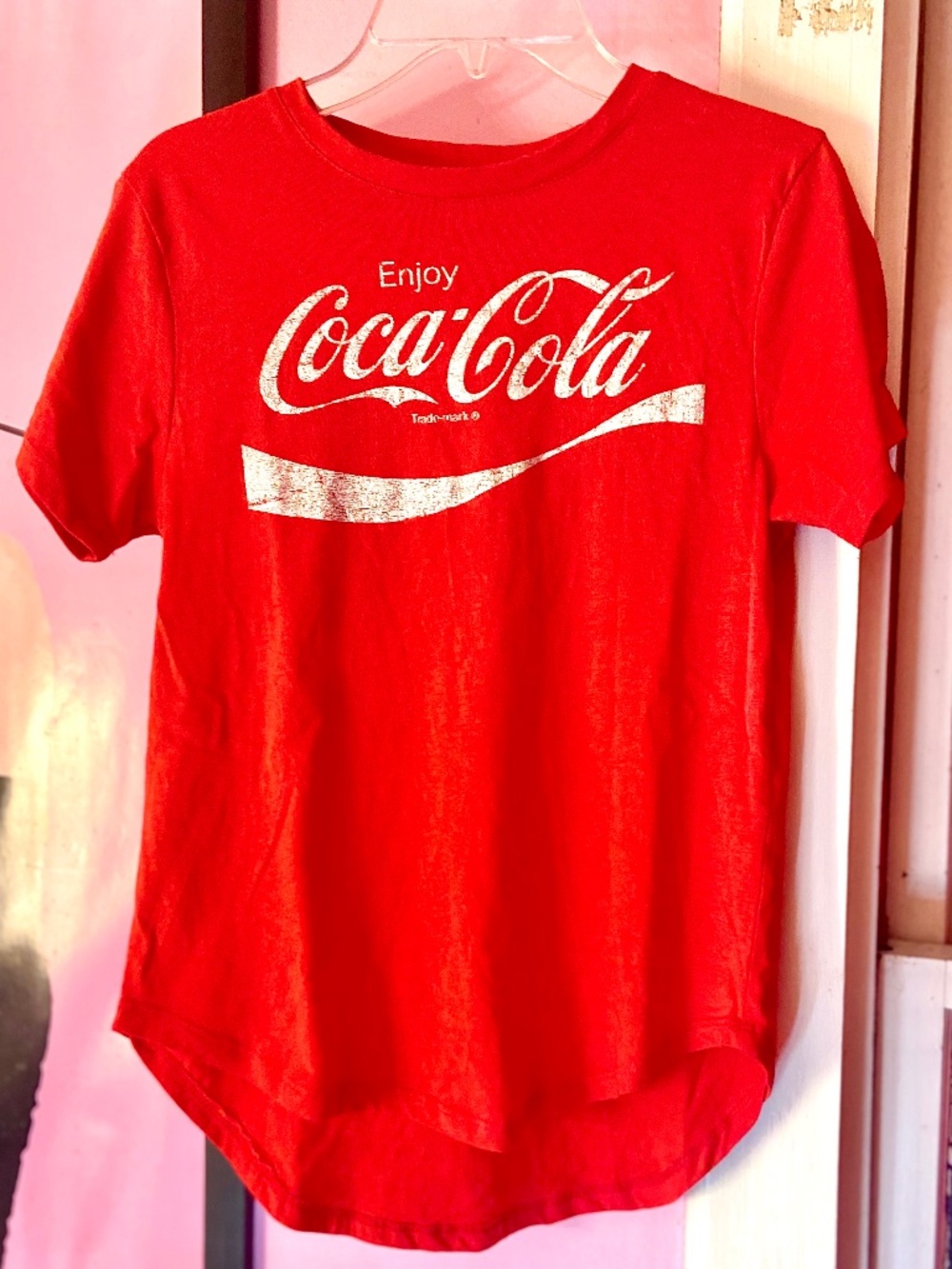Women’s Coca-Cola Classic High-Low Graphic Coke Novelty Slim Fit T-Shirt Size Sm